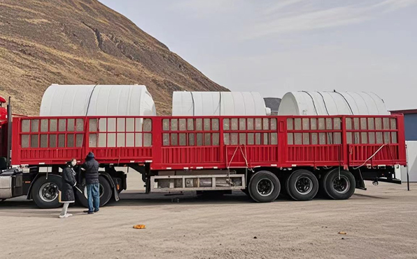 甘谷塑料桶装车完毕准备运输中