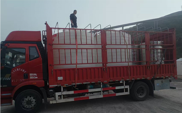 甘谷立式运输桶安排发货现场